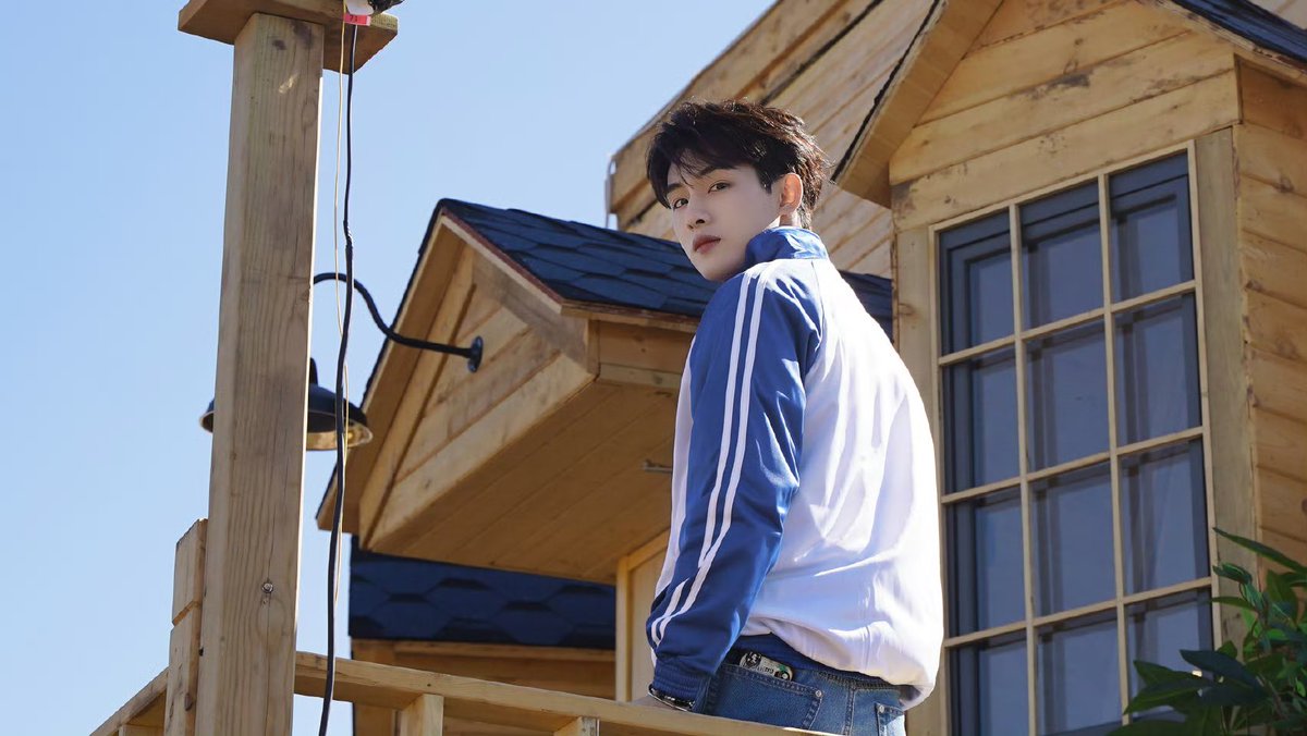 250624 #DongSicheng #WINWIN Studio

Walking toward us is Senior Dong • Taohuawu Limited Edition

#董思成 #윈윈
#董思成重返校园
#五十公里桃花坞