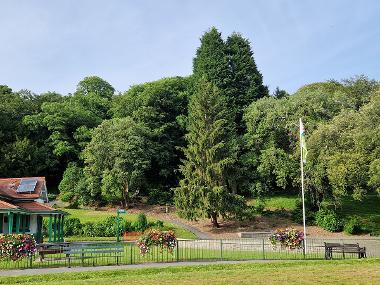 Boed hynny ar gyfer ymarfer corff, awyr iach neu dawelwch meddwl, mae parciau a gerddi yn gwella ein hiechyd a'n lles 💚
Felly yn ystod yr #WythnosCaruParciau hon beth am fynd allan i archwilio parc nad ydych erioed wedi bod iddo o'r blaen. #ardalleol