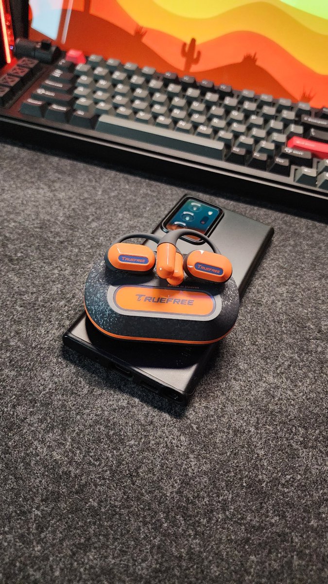 Sunset-orange warmth meets Open-ear freedom - Snug comfort on #TRUEFREE O2 for your lazy Sundays and Jazz mornings~ 🎶🎷

#truefree #music #earbuds #Technology #Wireless #cozy #daily #audios