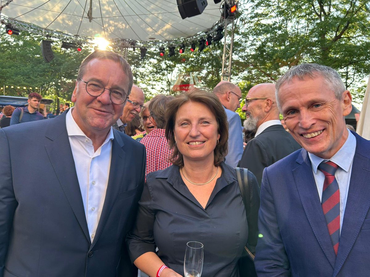 Thomas Østrup Møller (@botschafterdk) on Twitter photo Ein Abend mit ganz viel Kultur & Kulinarik aus #Niedersachsen – beim Sommerfest der Landesvertretung #NI. Und dazu gute Gespräche u.a. mit Minister Pistorius <a href="/BMVg_Bundeswehr/">Verteidigungsministerium</a> & meiner Amtskollegin <a href="/AStanescuRO/">Adriana Stanescu</a>. Vielen Dank, NI's MP <a href="/OlafLies/">Minister Olaf Lies</a> & Staatssekretärin <a href="/DickeVeronika/">Veronika Dicke</a>! 🤝 Ein Abend mit ganz viel Kultur & Kulinarik aus #Niedersachsen – beim Sommerfest der Landesvertretung #NI. Und dazu gute Gespräche u.a. mit Minister Pistorius <a href="/BMVg_Bundeswehr/">Verteidigungsministerium</a> & meiner Amtskollegin <a href="/AStanescuRO/">Adriana Stanescu</a>. Vielen Dank, NI's MP <a href="/OlafLies/">Minister Olaf Lies</a> & Staatssekretärin <a href="/DickeVeronika/">Veronika Dicke</a>! 🤝