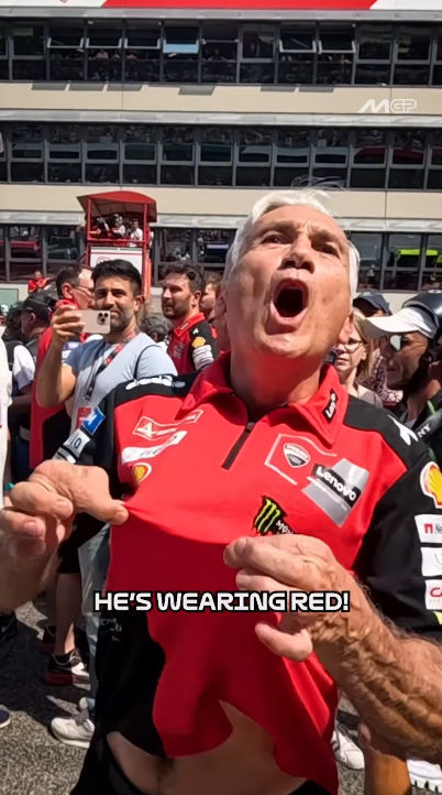 motto_motogp's tweet photo. まさかこんなことになるなんて。MotoGP第9戦ムジェロはドゥカティのホームレースであり、そこで行われた土曜日のスプリントでは、ポールポジションからスタート大失敗もなんのその、何事もなかったかのようにトップに立った「ドゥカティのマルク・マルケス」は快勝。表彰台の中央で高らかに手を突き上げたが、そのマルケスに向けられたのは、スタンドからの止まないブーイングだった。

いくらマルケスとはいえ、いまはドゥカティのライダーであり、まさか本拠地であるイタリアのレースでブーイングを受けることはないだろうと踏んでいたドカだったがその読みは甘く、ロッシの本拠地たるムジェロではたとえレースに勝っても（いや勝ったからこそ）ブーイングはやまなかった。

これに業を煮やしたドゥカティのタルドッツィは、マルケスへのブーイングを繰り返すスタンドのファンに「お前ら黙れ！マルクは"レッド（ドゥカティ）"のユニフォームを着ている仲間だぞ！」と訴える。

このタルドッツィの行為に感謝しているのは当事者たるマルケス。マルケス本人はもはや長年の現役生活の中で、イタリアに行けばブーイングを受けるのは当たり前、これもレースの一部さと意にも介していなかったのだが、ドゥカティでは直属の上司であるタルドッツィが、身を挺して自分を守ってくれたことに深い感謝と感激を表す。

「ドゥカティはぼくを信頼し、守ってくれている。ダビデ（タルドッツィ）の勇気ある行動にも感謝している。ダビデはぼくだけに限らず、すべてのドゥカティライダーを守ってくれているんだ」とマルケス。「ペッコ、少し前ならミラー、バスティアニーニ。ダビデはドゥカティを走らせるライダーたちを常に守ってくれるんだよ」

ああ、これこそが上司の鑑。どんなときでも部下の味方となり守る姿勢は、組織の中で上役を預かるものにおいて課せられる使命であり義務でもある。日本の会社組織においてはその逆であることが多々見受けられるが、タルドッツィは部下の苦境に寄り添い、その問題に真正面から向かい合っているのである。

「ここはムジェロだし、詰めかけた観客は皆ペッコのことを応援してる。そのことはわかってる」とマルクは続ける。「でもブーイングに関してはね…それがぼくに向けられているというのもわかるし、これまでもずっとそうだったから正直慣れっこではあるけど、でも名字が同じマルケスだからって、弟のアレックスにまでブーイングを浴びせるのはどうなのかとは思うよ。彼は"なにもしていない"んだから。そうやって意味もなく他人をけなすような人は、本当のMotoGPファンじゃないと思う」

ここでマルクが言う「なにもしていない」というのは、逆に言えばマルク本人は「なにかをした」という自覚があるということ。それはもちろんいまを遡ること10年前となる2015年、バレンティーノ・ロッシとの間に生じた一連の軋轢とトラブルであり、結果マルクが勝ってロッシがタイトルを逃したことを指している。

ムジェロのファンがマルクに対してブーイングをしているのは、このときのことを未だ引きずっているからで、これはもはや戦争の記憶と同じ。一度心に深く刻まれた傷は、時を経ても消えることはないのだ。

「もういい加減、"あの時"のことは忘れるべきだと思う」ドゥカティの聖地ムジェロで、マルク・マルケスに向けられた心無いブーイングに対し憤りを隠さないタルドッツィは言う。「ファンがライダーを応援する。それは当然のことだ。だが嫌いなライダーに対してブーイングするというのは違う。それはライダーに対する侮辱であり、スポーツマンシップに反する行為だ。気に食わないライダーがいるのなら、単に黙っていれば（無視をすれば）いいんだよ」

「過去を変えることはできない」とタルドッツィ。「マルクとバレンティーノがここ（ムジェロ）で握手ができればよかったと思う。もうあれから長い年月が過ぎた。和解のときが来てもいいはずだ。でもそうはならなかった。正直言って、マルクに向けられたあのブーイングは聞いていて気分の良いものじゃなかった。だから黙れと言ったんだ。それにこれはマルクに対してのブーイングだけじゃない、その対象が誰であれ、ブーイングというのは相手への敬意を欠いた態度だし、誰に対しても行われるべきではない。今回のわたしの行為は幸い良いかたちで話題になってくれたし、みんなにもわたしの言いたいことが伝わったと思う。だから日曜の決勝のあとは何も言わず黙っていたんだ。それに日曜のレースを見ればわかるだろう？マルクは嘲笑やブーイングを受けるべきライダーではなく、拍手で称えられるべきライダーなんだ」

未だ尾を引くロッシ・マルケス因縁の2015年。あの年の出来事については、それぞれがそれぞれの見方をし、納得する者、腹を立てる者がいる。そしてその憤りを抱いた者の怒りは時を経ても収まらず、相互の立場から相手を非難し罵倒し続ける。タルドッツィはもういい加減そんなことはやめろと言うが、これはおそらくこれから先も延々と（ロッシに続いてマルケスが引退するときが来たあとも）繰り返されていくだろう。あっちが悪い、いやそっちが先に手を出したんだろう！と。これはもはや戦争なのだ。

https://t.co/fVYRH1KkGZ 
https://t.co/SlUs6OgjAn
https://t.co/PEEMfdY1UA
https://t.co/gi7iPKMlOB
https://t.co/xnieeRNnw5
https://t.co/D1bKrlAViK

📷️@ MotoGP