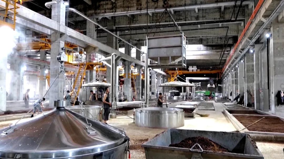 InZunyi's tweet image. 🥂#Zunyi's baijiu industry is off to a strong start this year, with a Q1 5.8% year-on-year rise in total output!

Leading distilleries expanded capacity and improved efficiency, while supporting businesses with smart tech upgrades. #ZunyiIndustries