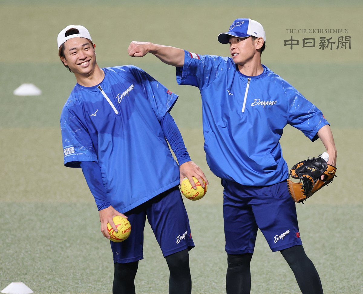 ドラゴンズ】練習の合間にじゃれ合う高橋投手と浅尾コーチ #高橋宏斗