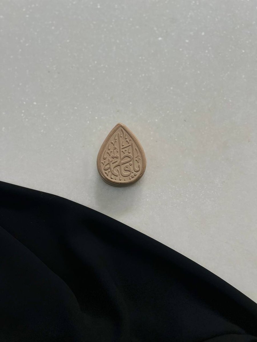 في كُلِّ مرّةٍ يَمسُّني الضُّرُّ، وتَتيهُ روحي وسطَ مَتاهاتٍ مُظلِمَة، وأَمشي في دُروبٍ وَعرة لا تَشبَهُني،تَسحبُني يَدُكِ مِن كُلِّ ذلِكَ،وتُعيدينَني إلىٰ ظِلِّكِ.. 🤍