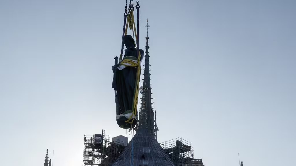 Notre-Dame de Paris : la première statue de la flèche a rejoint la cathédrale <a href="/notredameparis/">Cathédrale Notre-Dame de Paris</a> #notredamedeparis #patrimoine
franceinfo.fr/culture/patrim…