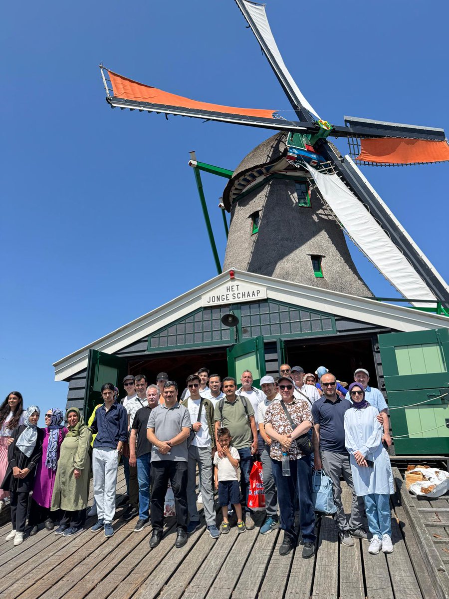 🌞 Ondanks de extreme hitte hadden we op 22 juni een prachtige dag in Zaanse Schans!
Vanuit de kampen namen 58 van de in totaal 72 deelnemers deel aan de excursie. Iedereen heeft genoten van de mooie omgeving, de molens en de gezellige sfeer.