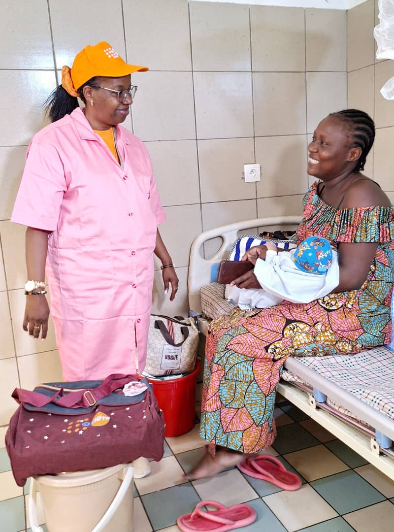 L’#UNFPA, en appui au gouvernement, renforce la #SantéMaternelle, la #PlanificationFamiliale et la lutte contre les #VBG au Centre de santé intégré Mouissou Madeleine à Pointe-Noire.

✅Remise d’une table de réanimation pour nouveau-nés.
✅Remise de kits mama et de dignité.