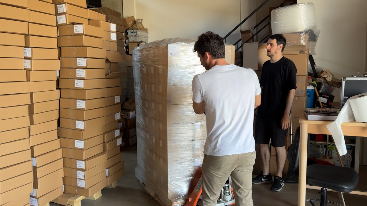 Olydri_Noob's tweet image. Il se passe des choses du côté du local Olydri. D&apos;ici Japan Expo, on va recevoir plusieurs tonnes de colis, lesquels vont être envoyés tout l&apos;été (campagne Ulule Noob : la saison Ultime, campagne Kunekune Maliki : Poison of the Past, campagne KuneKune Starbarbares saga : la BD).