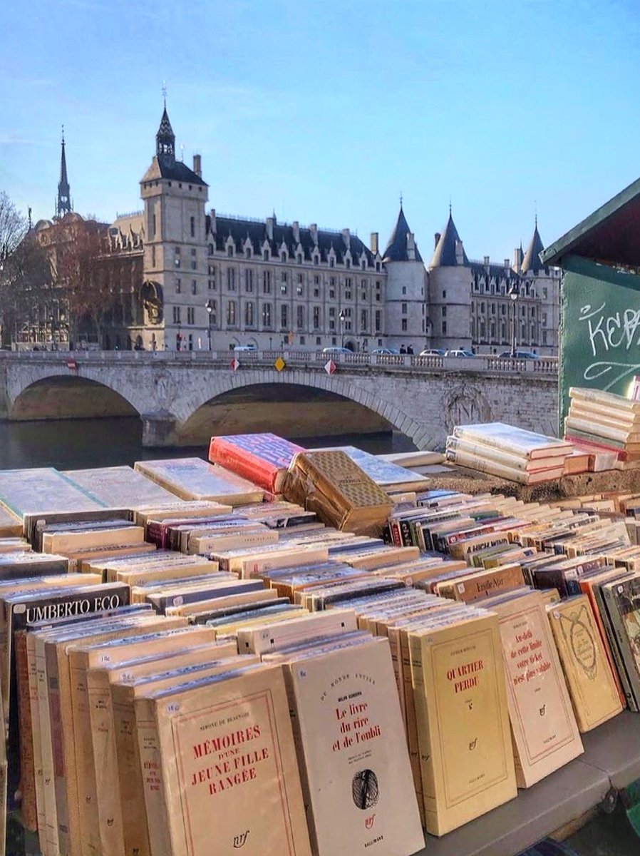 La valeur des choses n'est pas dans la durée, mais dans l'intensité où elles arrivent. C'est pour cela qu'il existe des moments inoubliables, des choses inexplicables et des personnes incomparables.

Fernando Pessoa