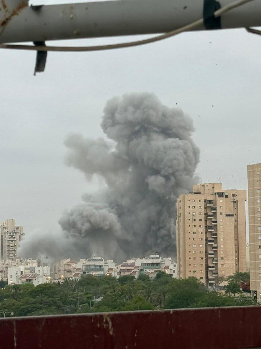 مكان سقوط الصاروخ الإيراني على مبنى مكون من 7 طوابق في بئر السبع