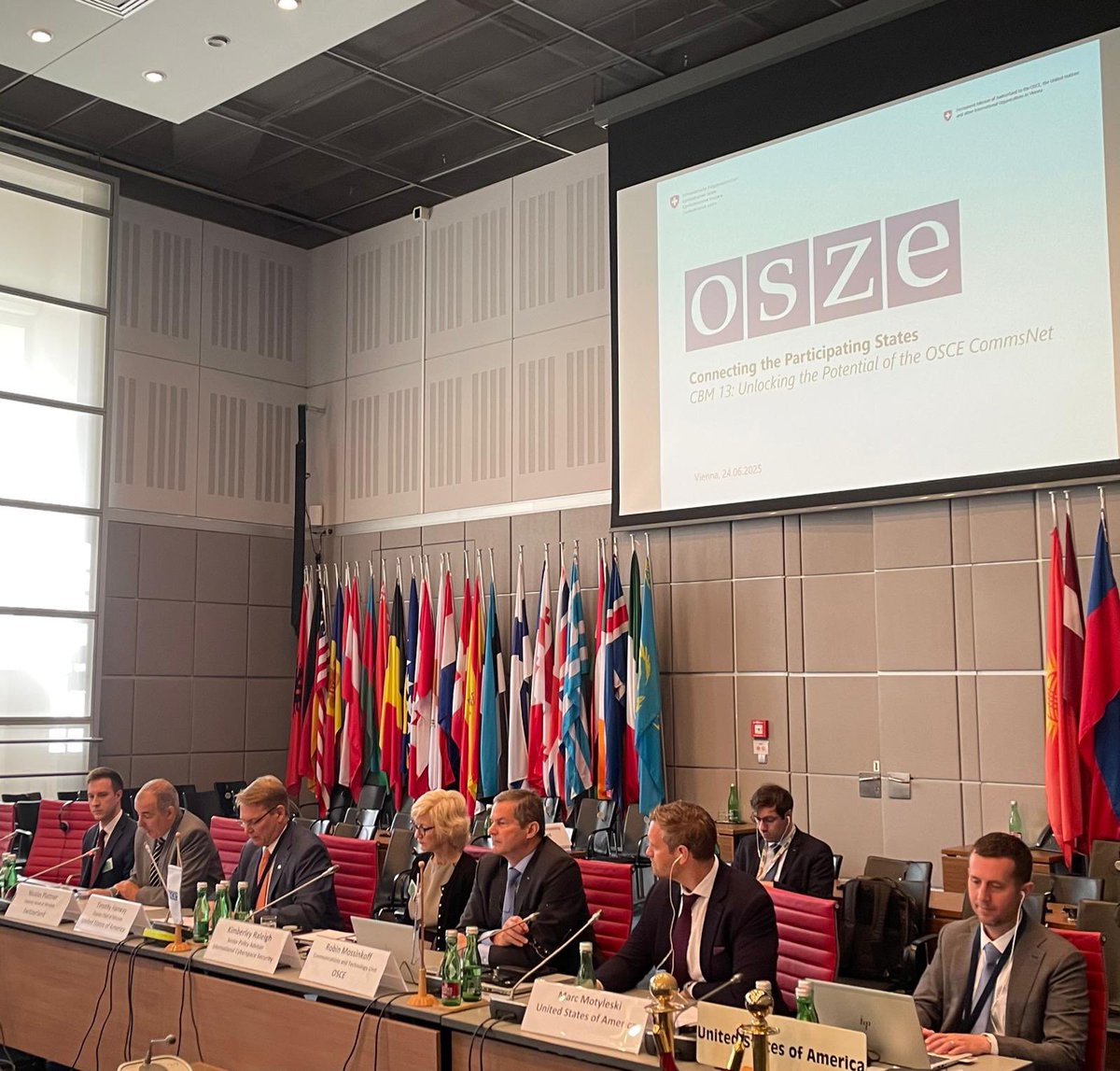 SwitzerlandOSCE's tweet image. 🇨🇭 thanks 🇺🇸 for organising an insightful side-event on the OSCE Cyber communication network💻Sharing information is essential to diffuse crisis in the cyberspace. We look forward to continued collaboration! #OSCE #CBM13