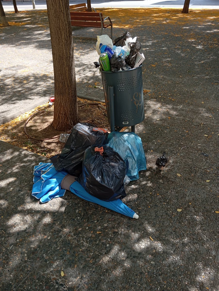MilloremGirona's tweet photo. A Girona, hem passat de l’smart city a la sassy city: les papereres són containers intel·ligents en mode contemplatiu, que prefereixen acumular art efímer abans que buidar-se. Alguns diuen que estan fent vaga silenciosa. D’altres, que esperen una exposició al MACBA. 🧠🗑️🎨 https://t.co/NkdqT4ppuR