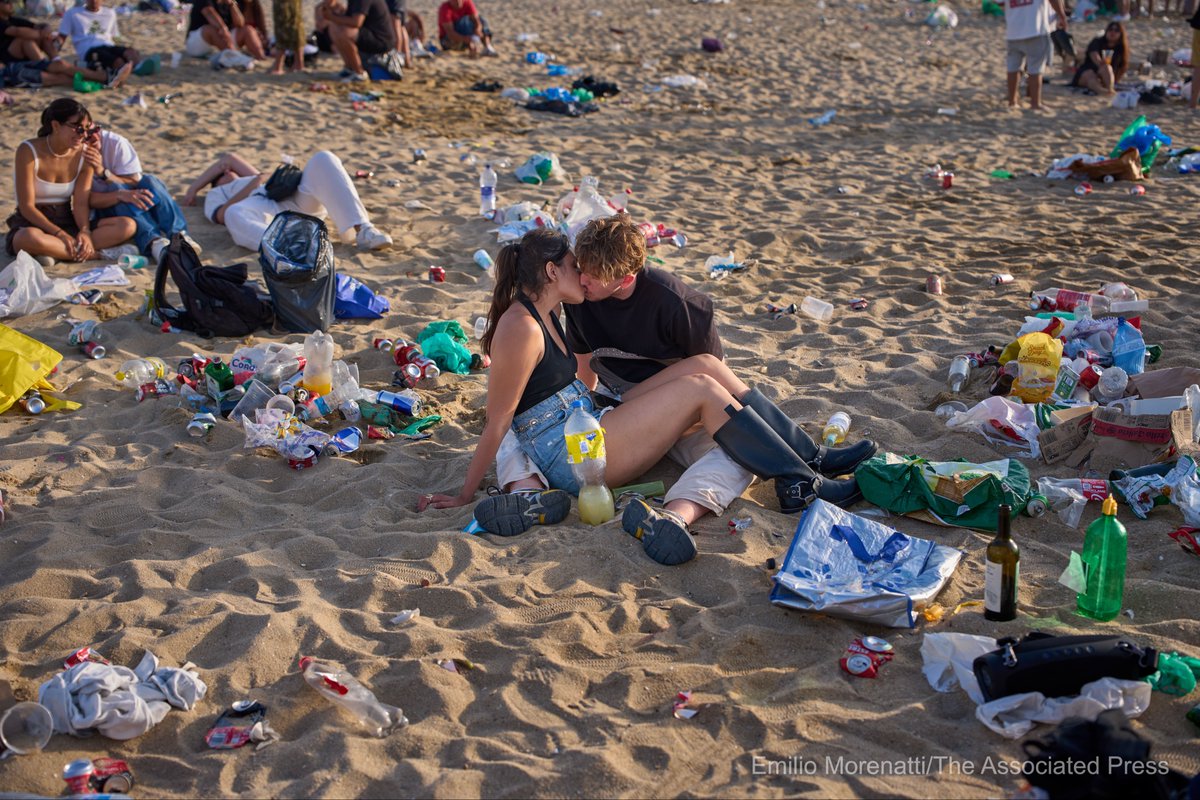 EmilioMorenatti's tweet image. A couple kissing as they celebrate the night of San Juan on the beach, watching the sunrise that coincides with the summer solstice, marking the arrival of the summer season in Barcelona, Spain, Tuesday, June 24, 2025.