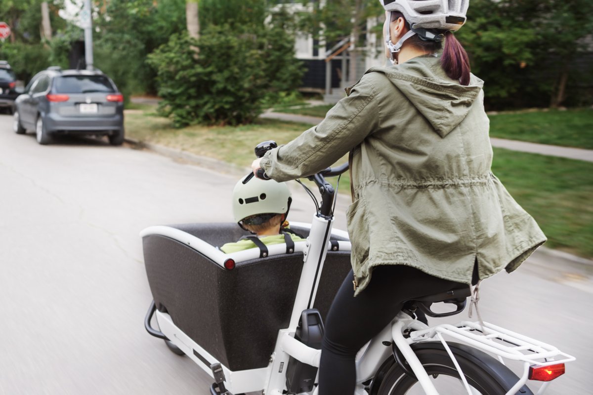 Cargovelos bergen Risiken, nicht zuletzt für Kinder, die darin transportiert werden. Das verdeutlichen Unfallsimulationen der AXA, der BFU und der Schaffhauser Polizei. Die Präventionsexperten zeigen, wie man sicher Cargovelo fährt. scom.ly/VVPE8RP