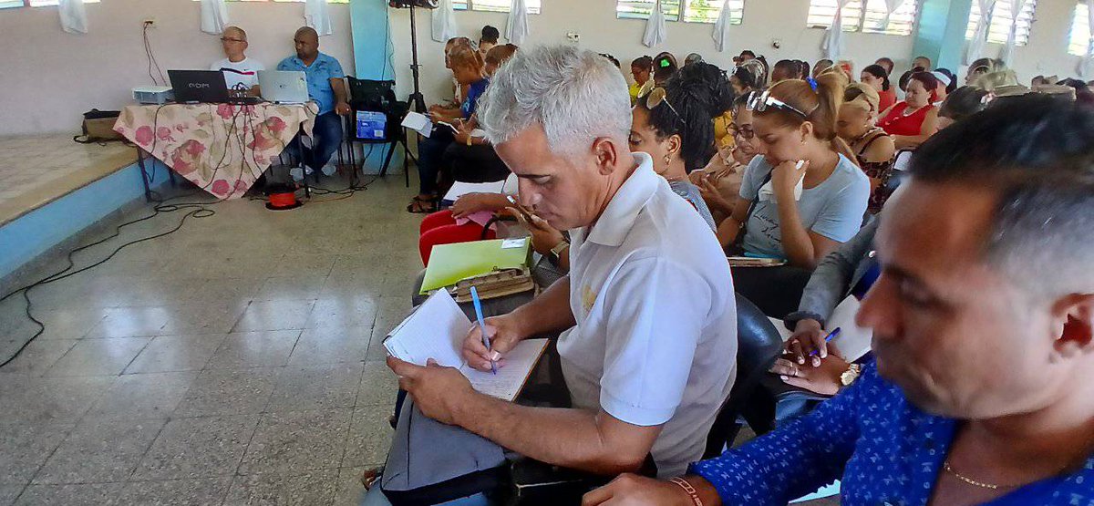 #EducaciónBayamo fortalece su compromiso con la calidad educativa. Desde el SI: Félix Varela, directores del territorio desarrollan hoy una jornada de trabajo centrada en el control interno, el perfeccionamiento de la red escolar según la Resolución Ministerial 10/2024.