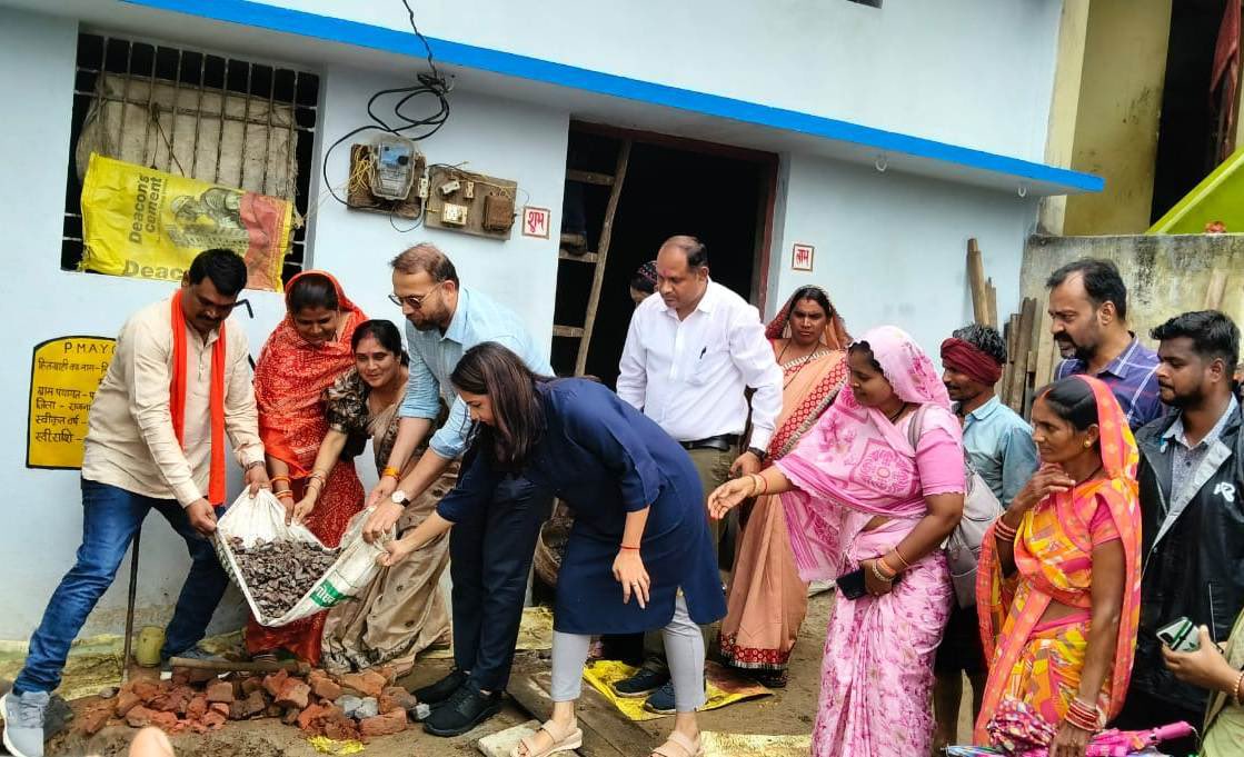 Rajnandgaon (@rajnandgaondist) on Twitter photo कलेक्टर डॉ. <a href="/SarveshNBhure/">Sarveshwar Bhure IAS</a> ने मोर गाँव मोर पानी अभियान अंतर्गत ग्राम पार्रीकला में जल सरंक्षण के लिए सोख्ता गड्ढा निर्माण हेतु किया श्रमदान
#RajnandgaonDist कलेक्टर डॉ. <a href="/SarveshNBhure/">Sarveshwar Bhure IAS</a> ने मोर गाँव मोर पानी अभियान अंतर्गत ग्राम पार्रीकला में जल सरंक्षण के लिए सोख्ता गड्ढा निर्माण हेतु किया श्रमदान
#RajnandgaonDist