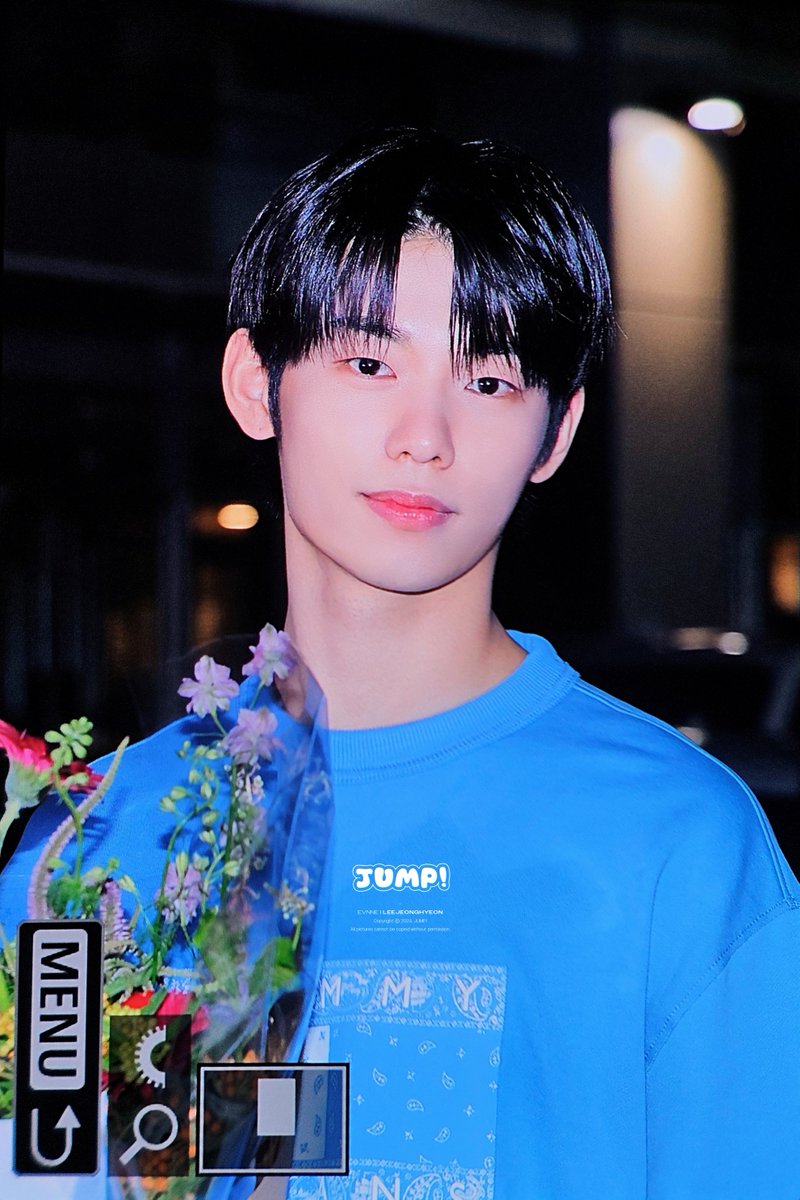 LetsJumpHigh's tweet photo. 250624

친친 졸업식😭😭😭😭 가족이 왜헤어져

#이정현 #LEEJEONGHYEON #EVNNE https://t.co/Q03eJaxDnc