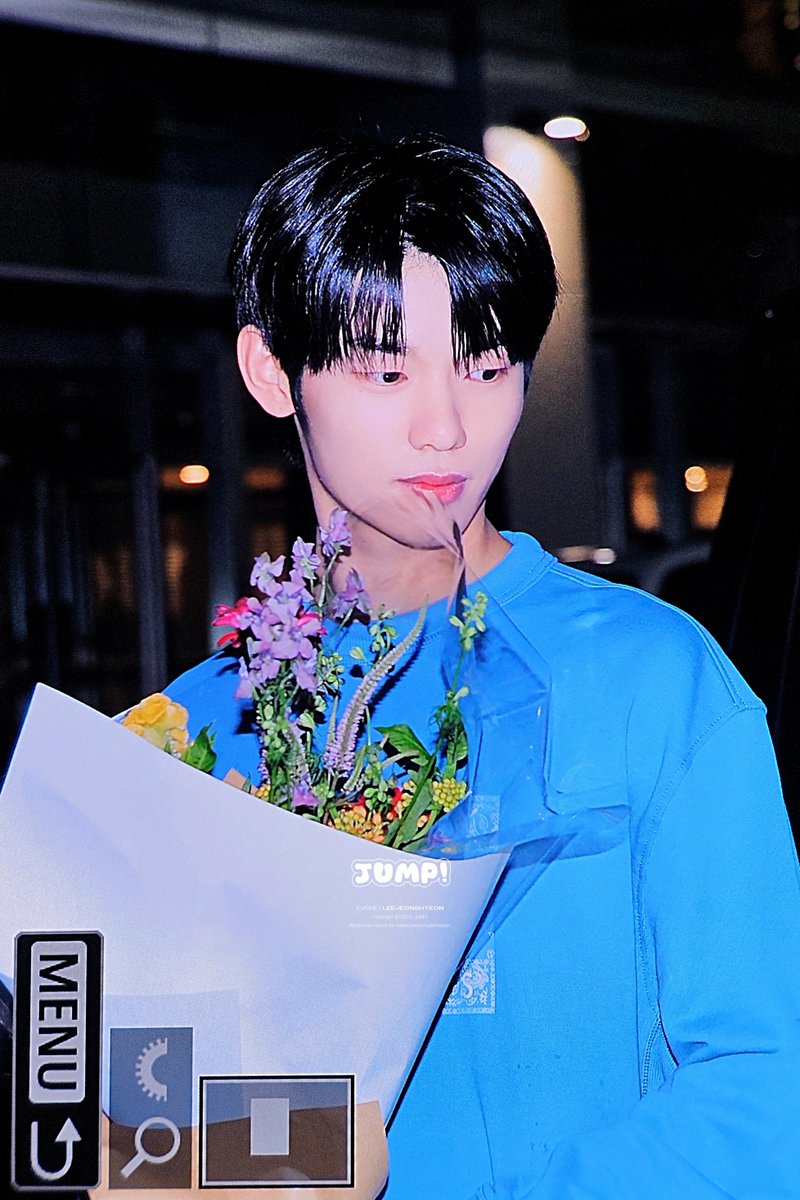 250624

친친 졸업식😭😭😭😭 가족이 왜헤어져

#이정현 #LEEJEONGHYEON #EVNNE