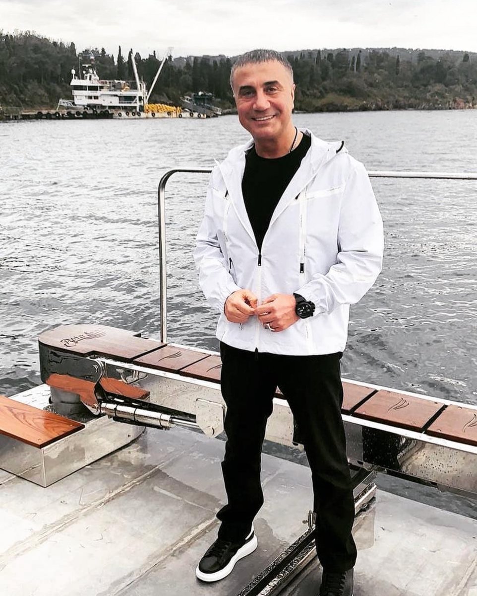 Yumuşak başlı isem, kim dedi uysal koyunum?

Kesilir belki, fakat çekmeye gelmez boyunum!