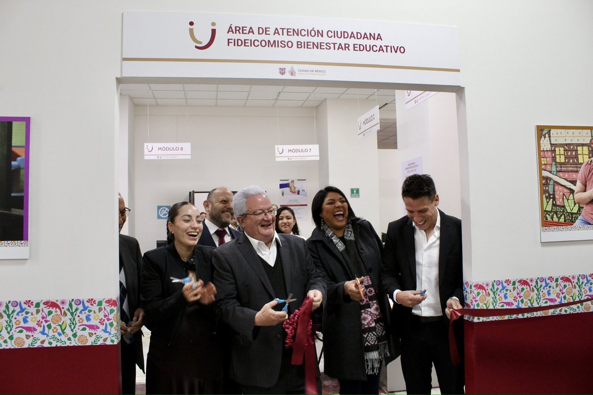 SECTEI_CDMX's tweet photo. El secretario @PabloYanesRizo presidió la inauguración del área de atención ciudadana del Fideicomiso de Bienestar Educativo de la Ciudad de México. Estuvo acompañado por las autoridades de @BienestarEdu y por César Adolfo Mancera, director general de Contacto Ciudadano de la @LaAgenciaCDMX. 

Nuestro titular felicitó al Comisionado de la Dirección General, Romeo Arturo Evia Loya, por la iniciativa de adecuar las instalaciones para proporcionar un mejor servicio, porque es importante que las y los usuarios que asisten a realizar un trámite escolar se sientan bien atendidas por las y los servidores públicos, así como lograr un entorno laboral agradable y para el goce del derecho a una buena administración. 

#CapitalDeLaTransformación 
#CiudadPacifista