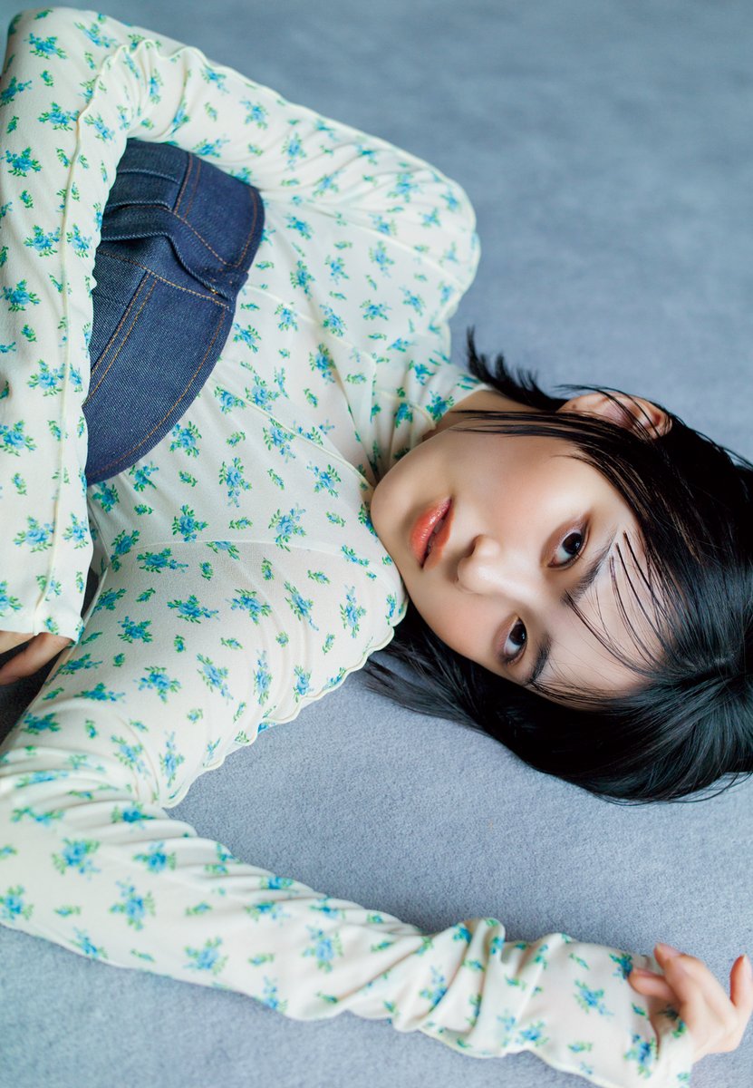 櫻坂46の18歳センター・的野美青、圧倒的存在感のグラビア披露 『週刊