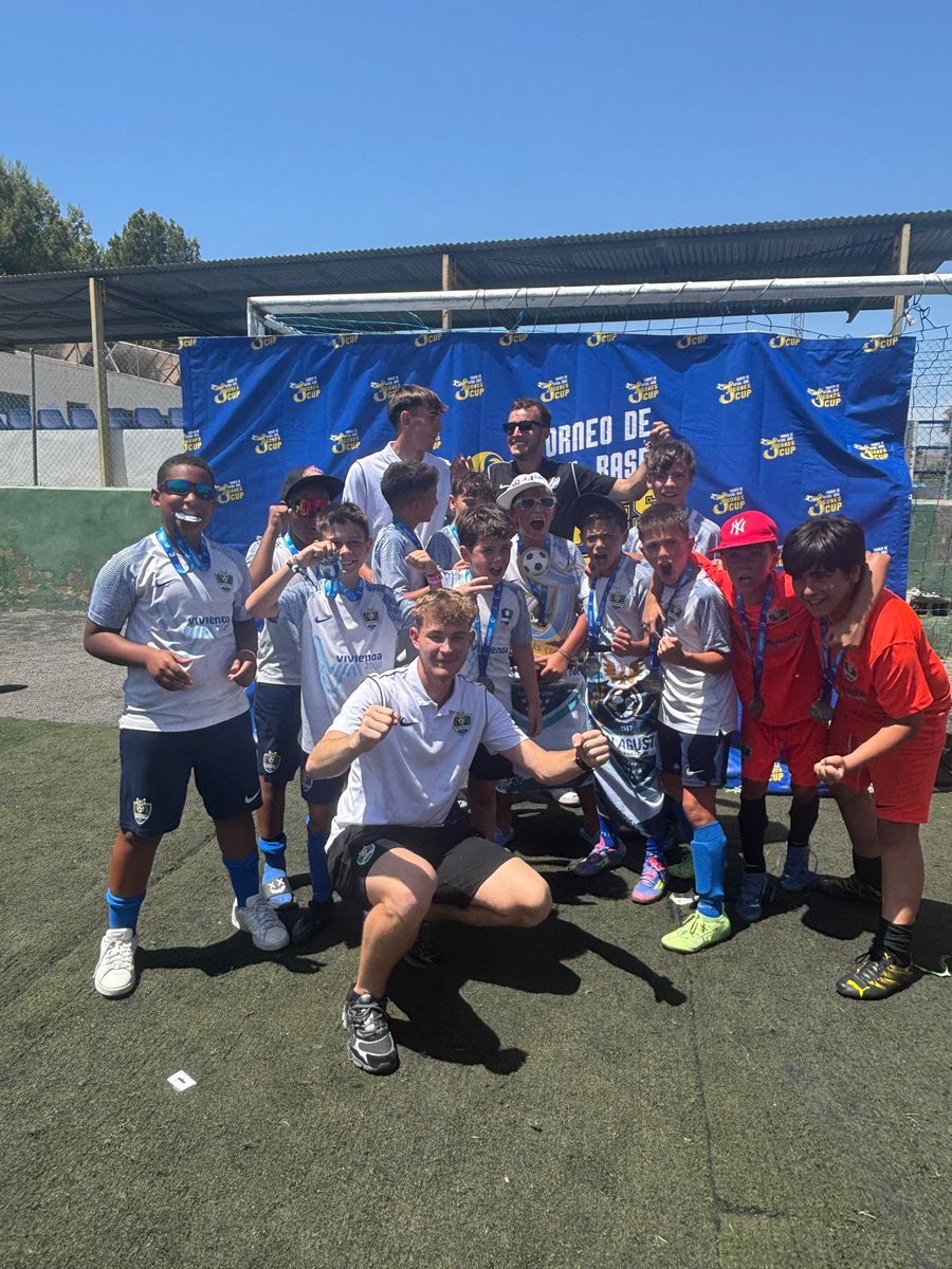 Torneo Jugones Cup 🏆

Nos volvemos de Benidorm cargados de éxitos 👏👏

El Alevín ha ganado la Liga Oro 🥇y el Cadete ha sumado un más que merecido bronce 🥉 

#ElFinalFeliz ☺️🔚