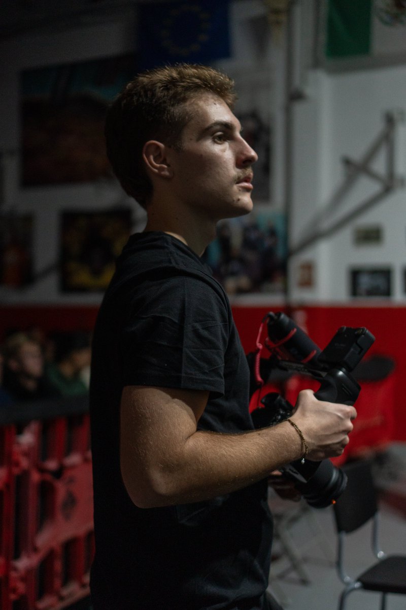 Después de 1 añazo desaparecido por aquí, decido volver a esta plataforma...

Pero esta vez vengo para compartir más sobre el mundo del filmmaking, mis días en rodaje, aprendizajes, errores y conocer a gente del mundillo.

Así que hola de nuevo :)