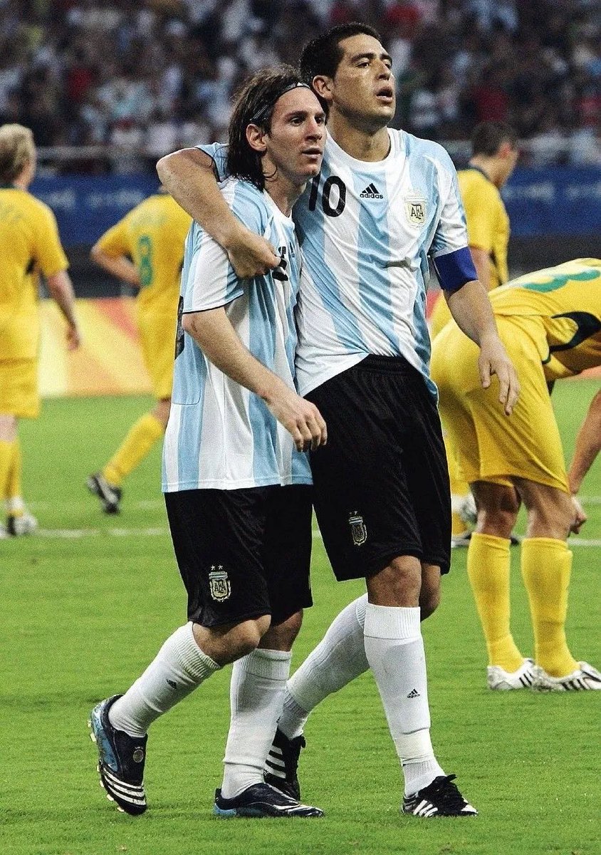 Feliz cumpleaños al fútbol ⚽️🇦🇷.
Juan Román Riquelme cumple 47 y Leo Messi 38.
El último 10 y el mejor jugador del mundo en los últimos 20 años.