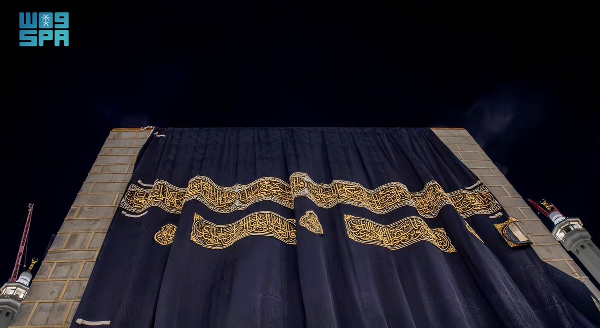 بعد اكتمال مراحل تصنيعها.. الكعبة المشرفة تتزين بكسوتها الجديدة لعام 1447 هـ، بوزن يبلغ (1415) كيلوجرامًا، واستغرق إنتاجها (11) شهرًا.
spa.gov.sa/N2345854
#واس_عام