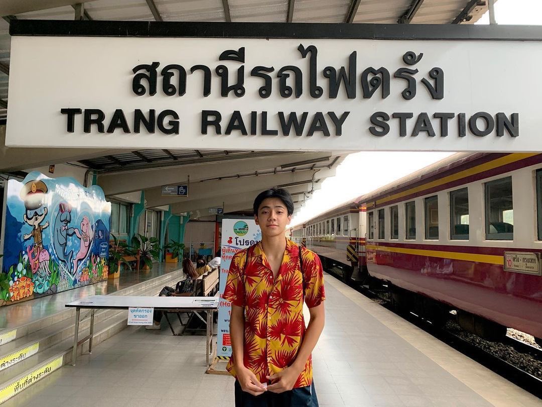 Kathernyn_dee's tweet image. ไหนใครเข้าใจ ไหนใครมีน้ำตา 

BON VOYAGE PEEMWASU PFW
#MintxBUSFlytoPFW26 
#PEEMWASU @PEEMWASU_

จาก ตรัง-กทม                         สู่วันนี้ กทม-ปารีส