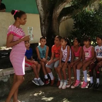 AcunaCaridad's tweet photo. Felicidades a la bibliotecaria escolar Rosalí por su destacado trabajo en las acciones del #ERCE. @CuetoEducadores @CubaMined @DPEHolguin #HonorHolguinero #PorUn26EnEl26 https://t.co/0Tdulxr1bW