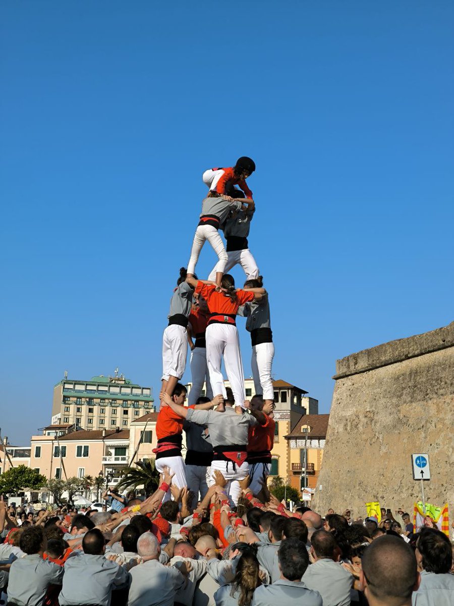 Els castellers de Sants (<a href="/borinots/">Castellers de Sants</a>) amb els nostres germans de l'Alguer, perquè la flama que ens uneix arriba a cada racó de la nació sencera.

Gràcies, <a href="/OmniumAlguer/">Òmnium Cultural de l'Alguer</a>.🔥✨