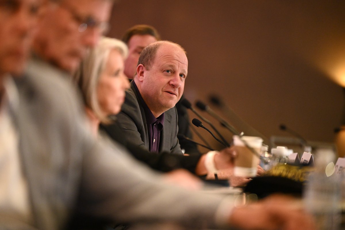 Gobernador Jared Polis (@govofcoespanol) on Twitter photo Los gobernadores del oeste tienen una capacidad Ăşnica para colaborar en temas clave. El oeste enfrenta desafĂos como los incendios forestales, la gestiĂłn de tierras pĂşblicas y las energĂas renovables.
Foto: <a href="/westgov/">Western Governors' Association</a> Los gobernadores del oeste tienen una capacidad Ăşnica para colaborar en temas clave. El oeste enfrenta desafĂos como los incendios forestales, la gestiĂłn de tierras pĂşblicas y las energĂas renovables.
Foto: <a href="/westgov/">Western Governors' Association</a>