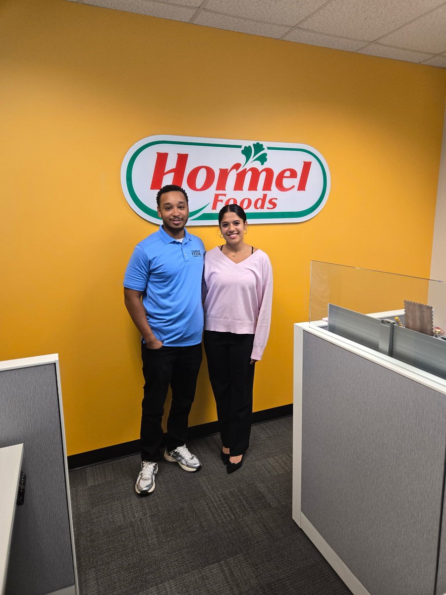 TommieXCTF's tweet image. St. Paul, MN ➡️ Charlotte, NC
Andrea White is gaining hands-on experience as a retail sales intern with @HormelFoods
Her summer project is to create a promotional strategy for Hormel Foods at Food Lion
#RollToms