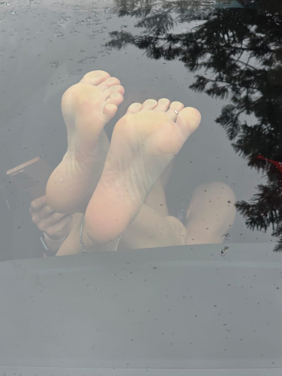 sophiepink144's tweet photo. #feet
#footphoto
#feetpic
#footselfie
#barefeet
#soles
#toes
#piedi
#feetlove
#footphotography https://t.co/kVh5M3r5gF