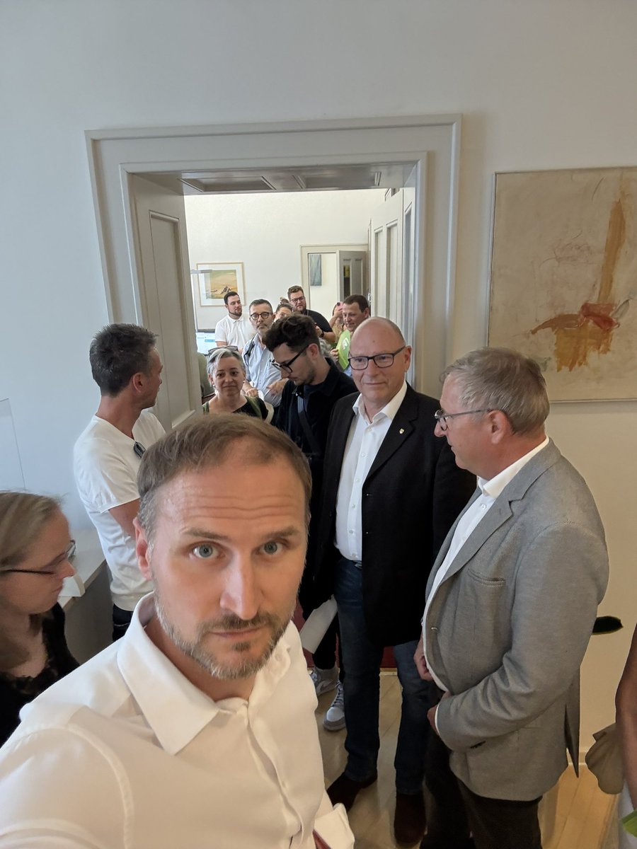 20 Gemeinderäte in #Klagenfurt auf der Suche nach dem Bürgermeister.