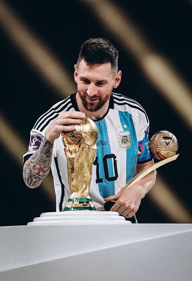 azulramoos30's tweet photo. 38 años de momentos que jamás vamos a borrar de nuestros corazones. Somos afortunados de ser contemporáneos a Lionel Andrés Messi, quien le dio a los argentinos las alegrías más grandes. No hay palabras para describirlo y nadie jamás se asemejará al mejor del mundo. https://t.co/RSOwzcRt4i