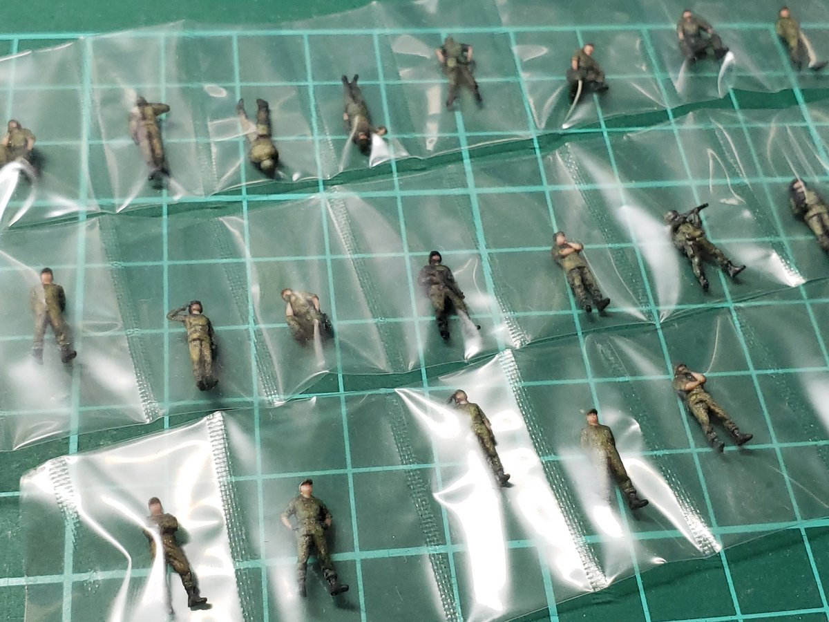 GunplaMuscle's tweet image. 1/144 箱庭技研さんのミニチュアフィギュアガチャです。
500円でこのサイズの自衛隊が10体入ってました。(しかも彩色済)
どうやって塗装しているのか謎すぎマッスル…。
比較は1/35タミヤのフィギュアでございやす。