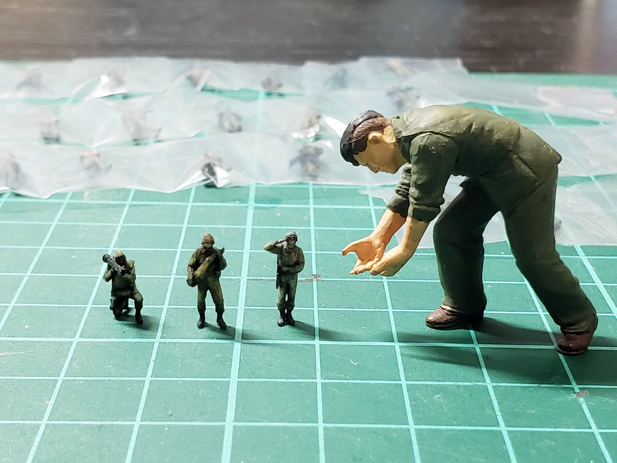 GunplaMuscle's tweet image. 1/144 箱庭技研さんのミニチュアフィギュアガチャです。
500円でこのサイズの自衛隊が10体入ってました。(しかも彩色済)
どうやって塗装しているのか謎すぎマッスル…。
比較は1/35タミヤのフィギュアでございやす。
