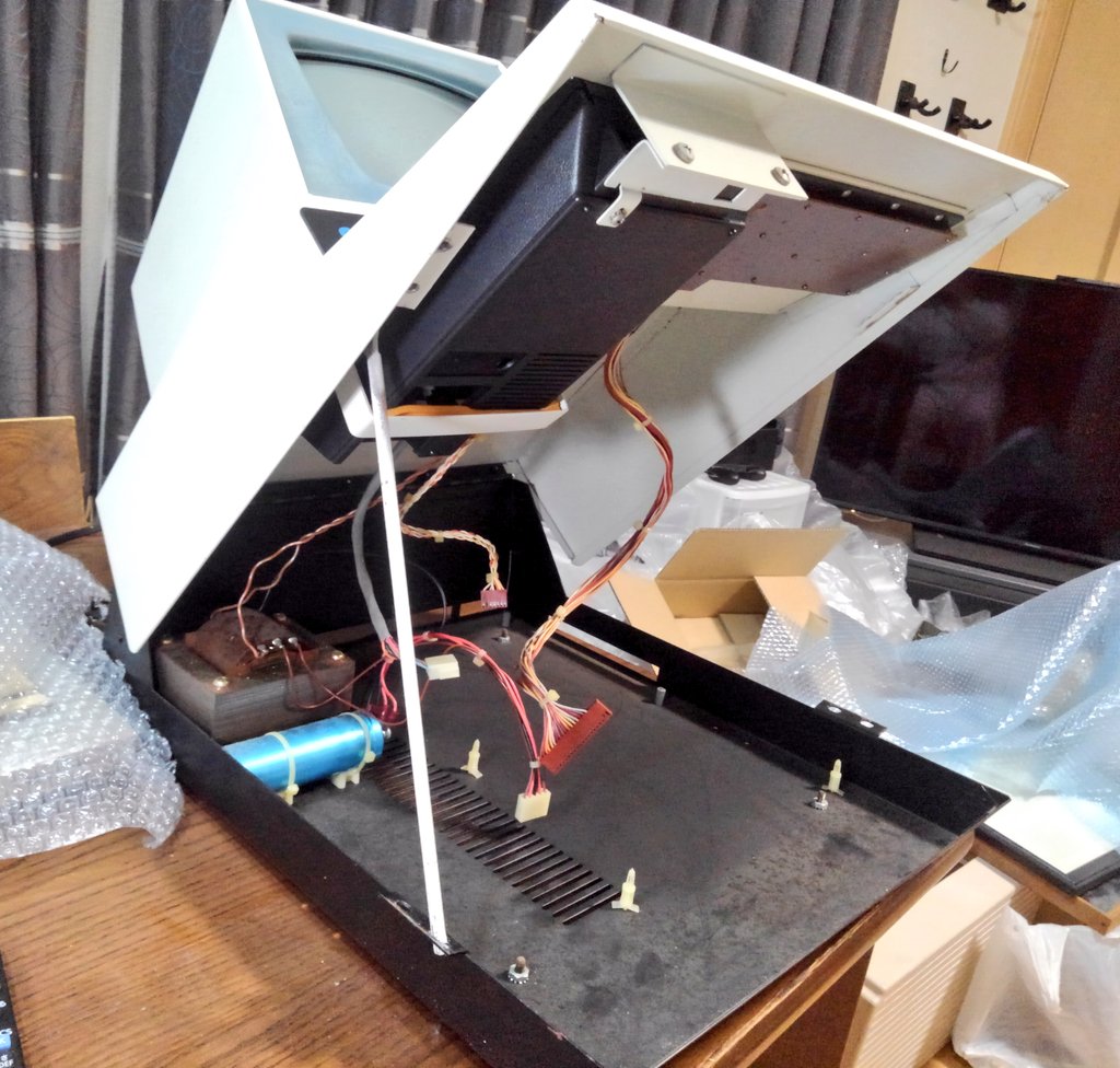 toshitada1973's tweet photo. PET2001を開ける…MZ-2000と同じ開き方、というかこちらが先輩だね。続く。#PET2001 https://t.co/PHV1rH1Rr3