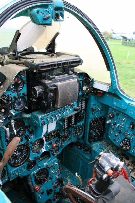 NewarkAirMus's tweet photo. An all time #CockpitFest favourite story happened at the weekend:
Sat – visitor films themselves sitting in #MiG23 & emails friend in Frankfurt, Germany; friend gets on train & head to #CockpitFest25
Sun – friend gets to sit in #MiG23
#Awesome https://t.co/MPEZYCzUlL