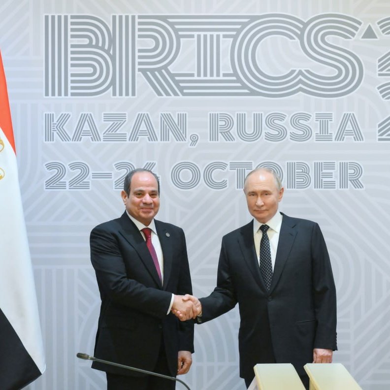 🚨🚨⚡️ غـير عـادي: ضربة جديدة في نعش الدولار الأمريكي!

مصر وروسيا تتخليان رسمياً عن الدولار في التعاملات الثنائية، بما في ذلك سداد الديون!

بوتين يوقّع قانوناً جديداً يحدد شروط سداد مصر لقرض روسي بالروبل، بعد أن قرر الطرفان العام الماضي تسوية الديون بالعملة الروسية.