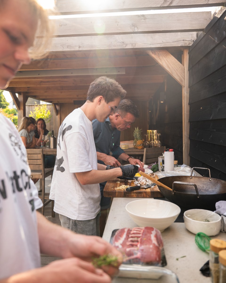 Zomerbarbecue bij #Buro19! 🔥

Afgelopen week genoten we van een zonnige middag vol gezelligheid, goede gesprekken en heerlijk eten. De barbecue draaide op volle toeren, de hapjes waren met plezier klaargemaakt en het was top om samen buiten de werkvloer te genieten. 🌞🍔🥗