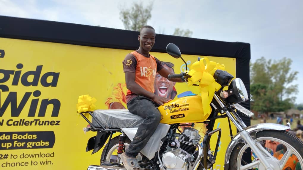 VoiceofLifeFM's tweet photo. MTN Uganda @mtnug has awarded a builder in Terego District with a brand new motorcycle worth UGX 5M in their #Digida with MTN CallerTunez promotion. This is aimed at giving back to the community and to build strong bond with their customers across the country.
Photos: @Be_Matata https://t.co/cTdIrCDGwq