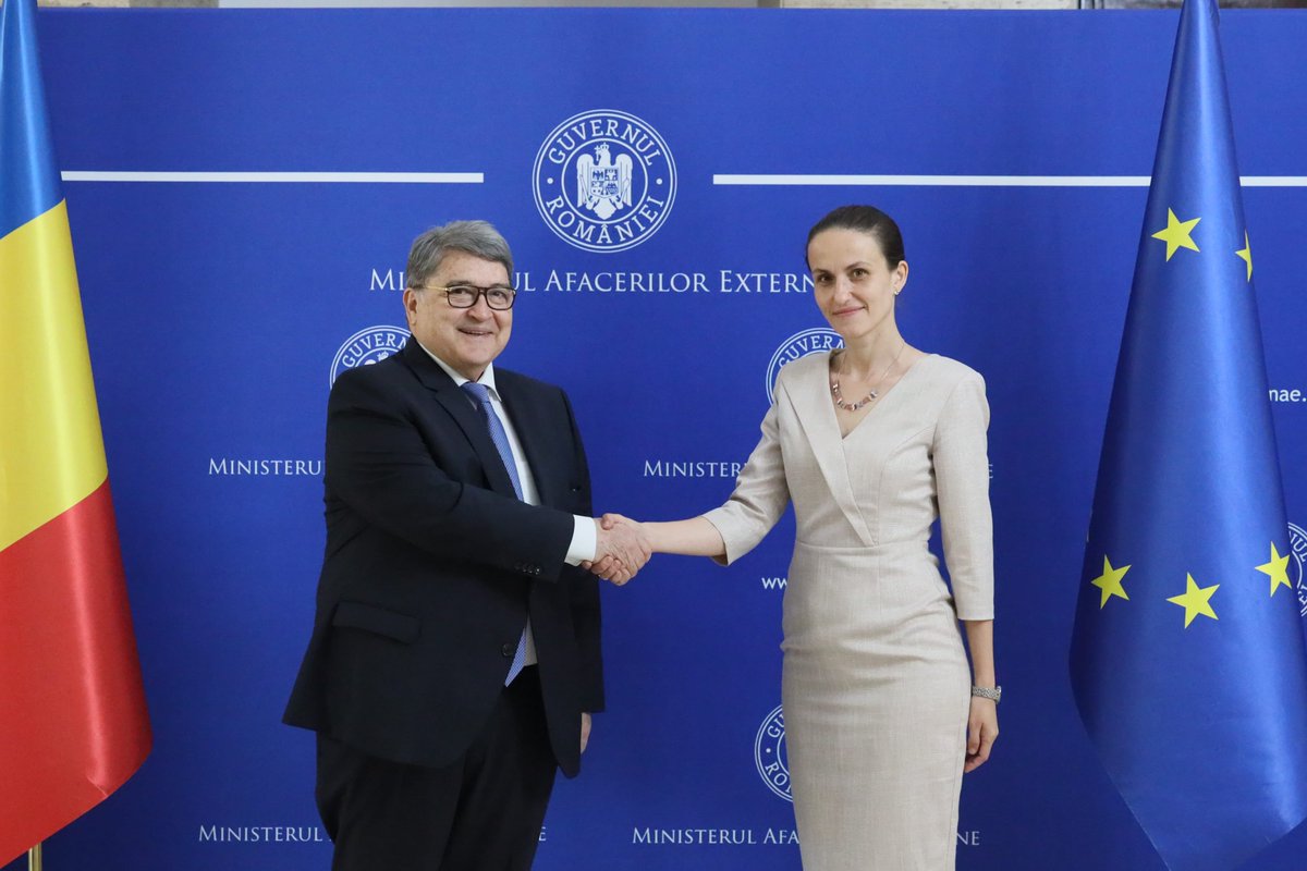 MAERomania's tweet photo. Ministrul afacerilor externe @oana_toiu a preluat mandatul de la ministrul Emil Hurezeanu, într-o ședință de lucru la sediul MAE 🇷🇴. 
Pe agendă:
✅ situația din Orientul Mijlociu
✅ siguranța cetățenilor români
✅ demersuri pentru realizarea programului de guvernare aprobat de Parlamentul României
✅  calendarul de acțiuni al MAE.