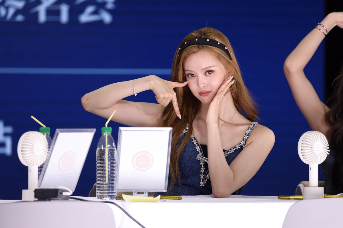 wei7__'s tweet photo. 250622 Beijing fansign

Alice 7

@RED__SSS 

#RED #R_E_D #RED_Alice #ALICE #zhouluoxi 
#DIAMONDS #RED_DIAMONDS https://t.co/6oHTs9P9gU