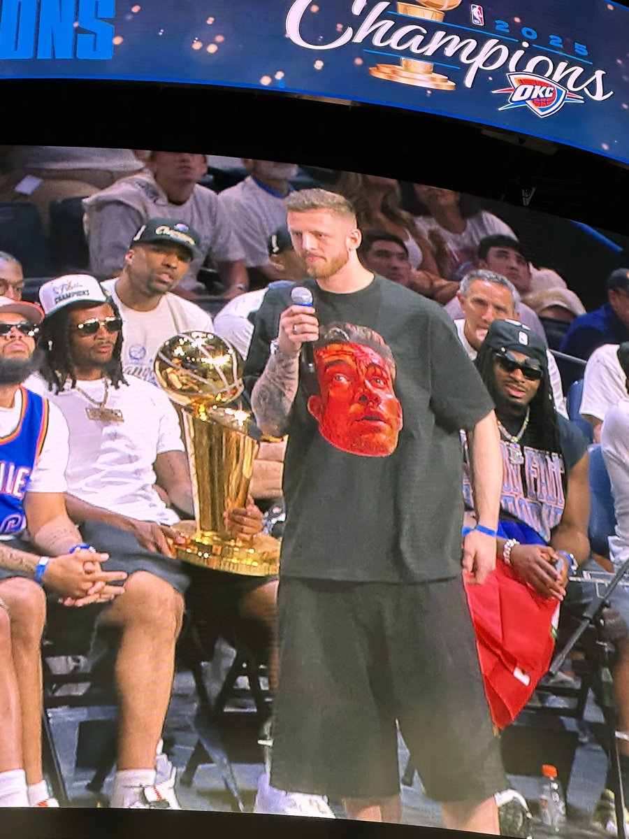 Three_Cone's tweet photo. Isaiah Hartenstein rocking a bleeding Nick Collison shirt https://t.co/eGYYxFXqaq