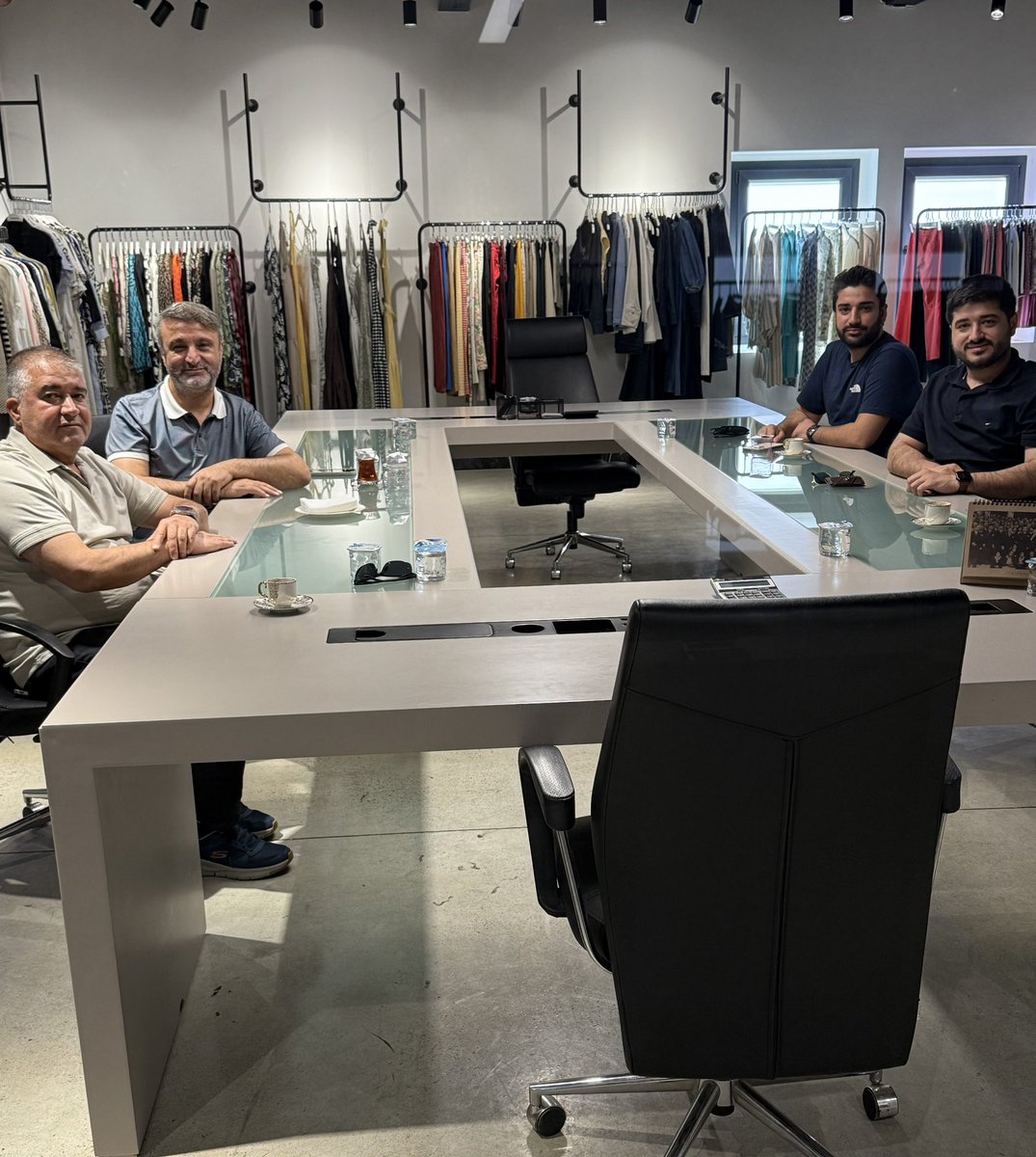 Akdoku Tekstil ve Kimya Sanayi Ticaret Ltd. Şti yönetim kurulu başkanı sevgili ağabeyim Yüksel Özgür’ü üretim tesisinde ziyaret ettik.Yapmış olduğu yatırımlar ve oluşturduğu istihdamla ülkemizin kalkınmasına sunduğu katkılardan dolayı kendisine şükranlarımızı sunarız.