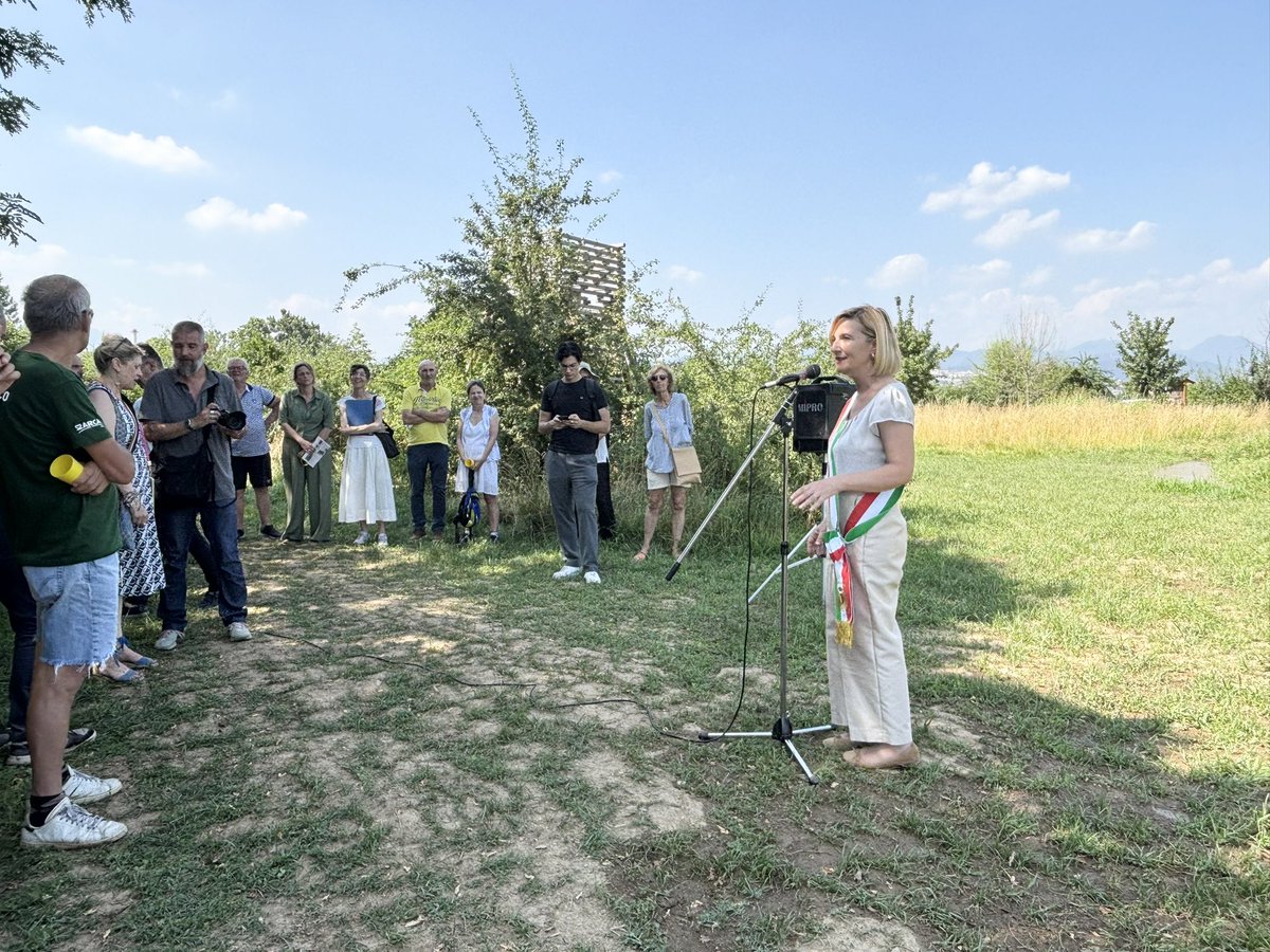 È stato inaugurato questo pomeriggio l’ampliamento dell’area umida a Grumello al Piano, che arricchisce e potenzia l’area preesistente all’interno dell’ex Parco Agricolo Ecologico.
L’intervento ha incluso la messa a dimora di oltre 1.000 piante autoctone e molte specie acquatiche