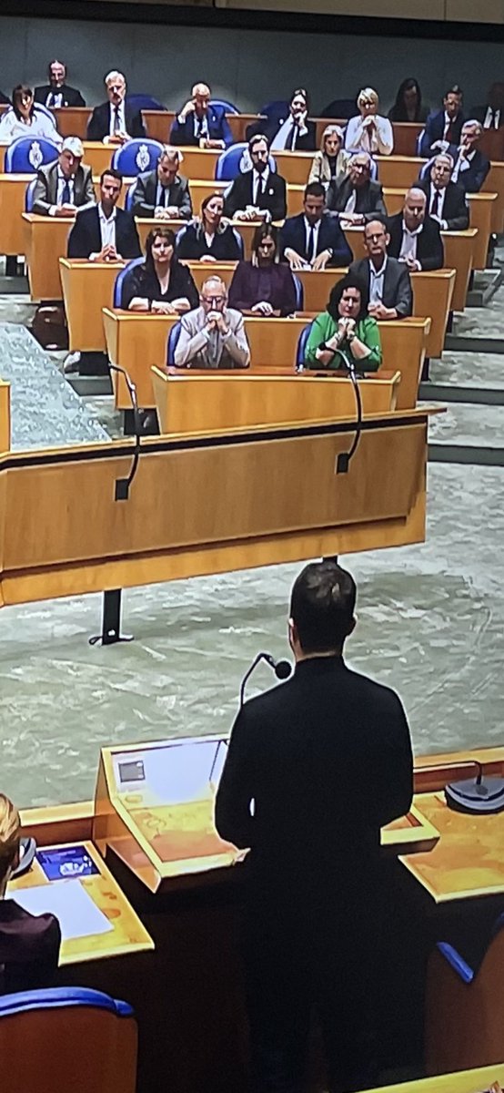 PvanHouwelingen's tweet photo. Zelensky spreekt nu in de Tweede Kamer, alleen de drie zetels van Forum voor Democratie zijn leeg. https://t.co/EL0S5yvrqw